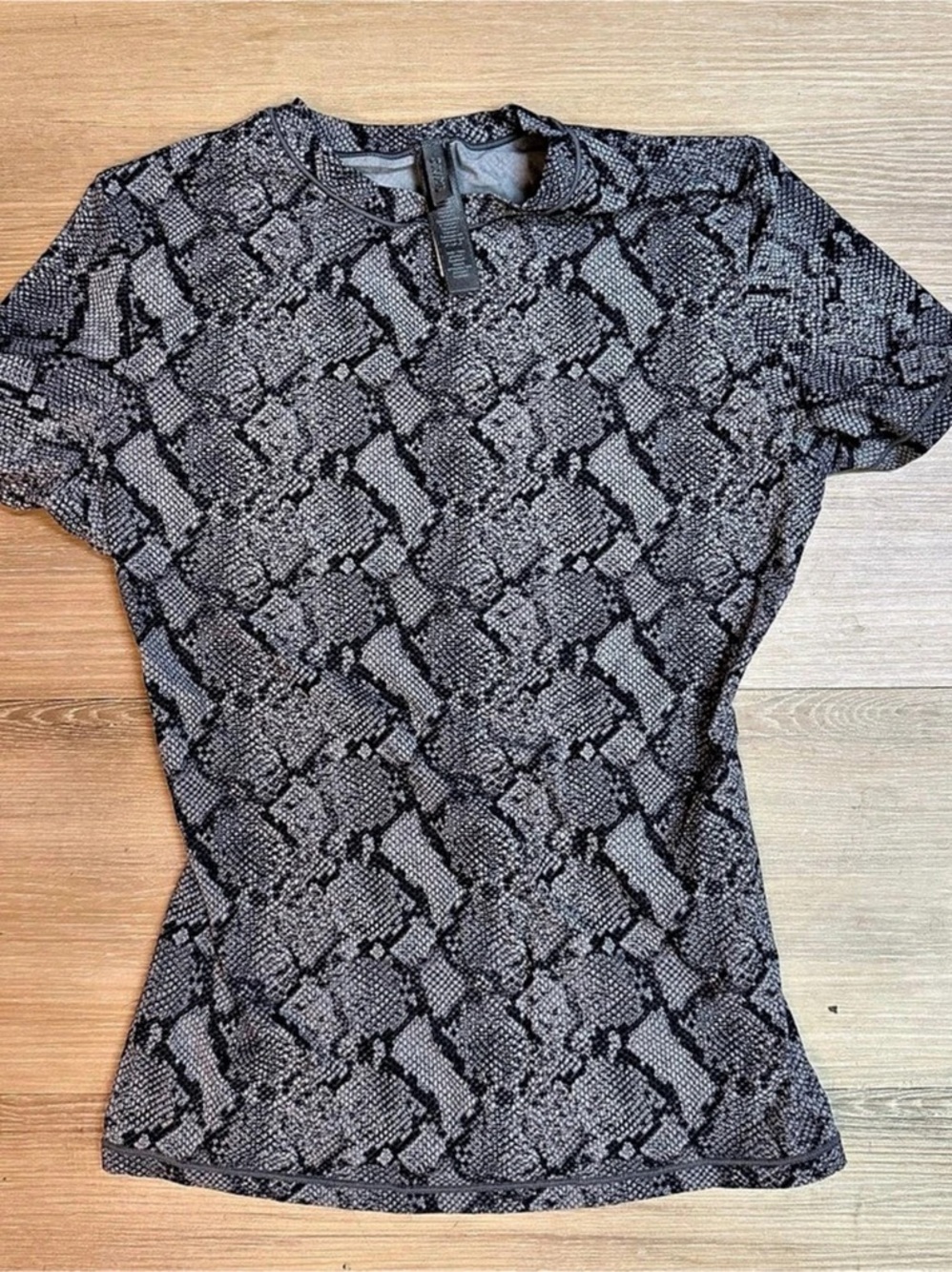 SKIMS Fits Everybody Short Sleeve T-Shirt Black & Gray Snake Print
